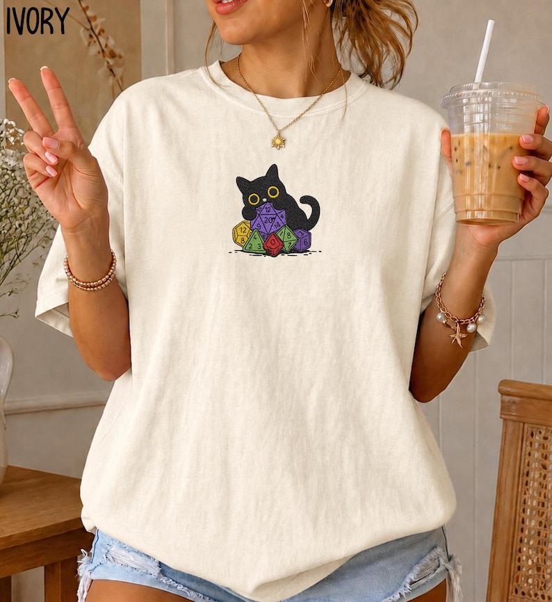 Camiseta bordada de dados y gato duende, camiseta "Acumulo dados", gatos de juegos de rol, regalo de dados de 20 caras, camiseta de juegos de rol de mesa, regalos de D&D imagen 7