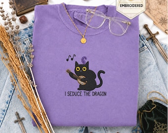 Camiseta bordada de gato bardo, camiseta de gato, camiseta divertida, camiseta para juegos de mesa, regalo de juegos de rol, camiseta de gato de fantasía, regalo, regalo de D&D, gatos de mazmorra
