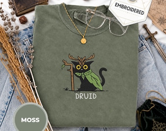 Camisa de druida bordada, Dungeons and Cats Comfort Colors 1717, camiseta de gatos para juegos de rol de fantasía, regalo para amantes de los gatos estilo cottagecore, regalos de dnd
