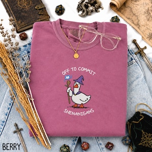 Koszulka z gęsim czarodziejem Off to Commit Shenanigans, haftowane kolory Comfort 1717, zabawna koszulka z ptakiem fantasy, prezent na Ren Faire, prezenty dnd