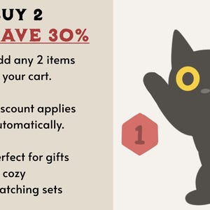Puede incluir: Una ilustraci&oacute;n gr&aacute;fica que muestra un gato negro con grandes ojos amarillos y un hex&aacute;gono rojo que contiene el n&uacute;mero 1. El texto dice: BUY 2 SAVE 30%, Add any 2 items to your cart. Discount applies automatically. Perfect for gifts or cozy matching sets.