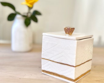 Jarra de porcelana branca e dourada feita à mão