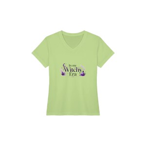 I min häxiga era - lila typsnitt - Damprestanda-T-shirt med V-ringning