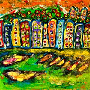 以下が含まれることがあります： 赤、黄、紫、オレンジ、青の色合いで描かれた、カラフルな多層階の建物が並ぶ抽象画。建物の背後には、鮮やかなオレンジ色の空の下に緑色の質感のある風景が広がっています。前景には緑の野原が描かれています。