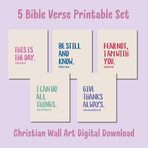 Puede incluir: Un conjunto de cinco impresiones rectangulares con versículos bíblicos en texto de colores sobre un fondo beige claro. El texto incluye: This is the day, Be still and know, Fear not I am with you, I can do all things y Give thanks always.