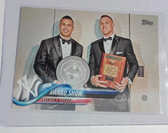 2018 Topps Baseball Card #389 – New York Yankees "Award Show" (Stanton & Judge)