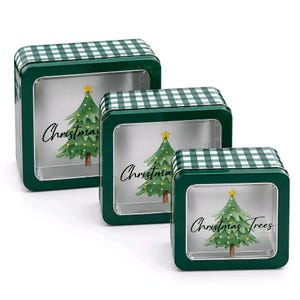 Puede incluir: Un juego de tres latas metálicas cuadradas de tamaños decrecientes, con un patrón de cuadros vichy verde oscuro y blanco en la tapa. Cada lata tiene una ventana transparente con un árbol de Navidad, una estrella amarilla y el texto Christmas.