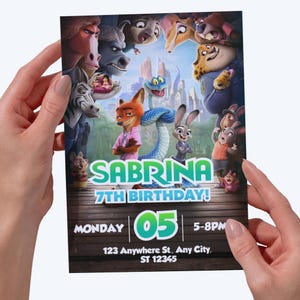 Pu&ograve; includere: Un biglietto d'invito di compleanno rettangolare con i personaggi di Zootropolis tra cui Nick Wilde e Judy Hopps. Il testo recita SABRINA 7TH BIRTHDAY! MONDAY 05 5-8PM 123 Anywhere St., Any City, ST 12345. Il design ha uno sfondo in legno.