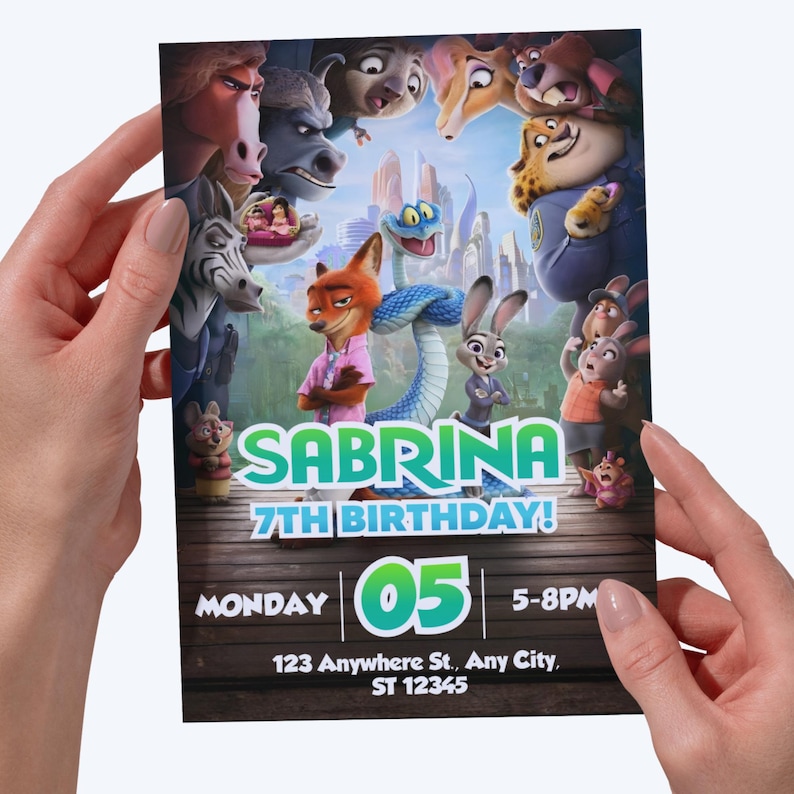 Pu&ograve; includere: Un biglietto d'invito di compleanno rettangolare con i personaggi di Zootropolis tra cui Nick Wilde e Judy Hopps. Il testo recita SABRINA 7TH BIRTHDAY! MONDAY 05 5-8PM 123 Anywhere St., Any City, ST 12345. Il design ha uno sfondo in legno.