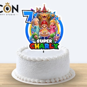 Puede incluir: Un adorno para tarta con el n&uacute;mero 7 grande y un grupo de personajes de Super Mario con gorros de fiesta. El dise&ntilde;o incluye un pastel de cumplea&ntilde;os y el texto Super Charly en letras de colores sobre un fondo circular de color azul.