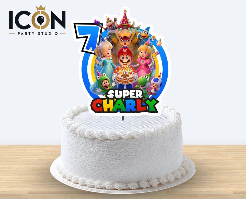Puede incluir: Un adorno para tarta con el n&uacute;mero 7 grande y un grupo de personajes de Super Mario con gorros de fiesta. El dise&ntilde;o incluye un pastel de cumplea&ntilde;os y el texto Super Charly en letras de colores sobre un fondo circular de color azul.