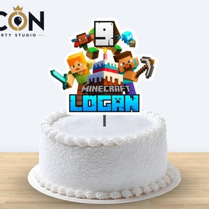 Può includere: Un topper per torta a tema Minecraft con i personaggi Alex e Steve, una torta di compleanno con una candelina, il numero 9 e il nome Logan in lettere blu. Il topper è posizionato su una torta bianca glassata con bordi decorati.