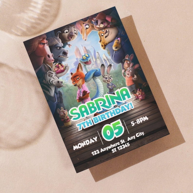 Pu&ograve; includere: Un biglietto d'invito di compleanno rettangolare con una grafica colorata a tema Zootropolis e vari personaggi animali animati. Il testo recita: Sabrina 7th Birthday, Monday 05, 5-8PM, 123 Anywhere St, Any City, ST 12345. Sfondo con pavimento in legno.