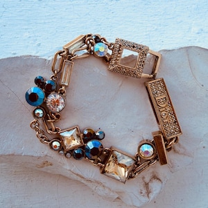 Sällsynt vintage Christian Dior kristallarmband – guldfärgat statement-armband med chunky logotyplänk, modesmycken från modevisningen