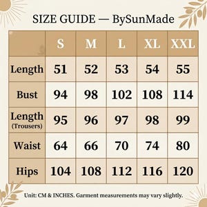 Puede incluir: Una tabla de gu&iacute;a de tallas beige y blanca de BySunMade con texto negro. La tabla enumera las tallas S, M, L, XL y XXL con las medidas correspondientes para largo, busto, largo de pantal&oacute;n, cintura y caderas en CM y PULGADAS.