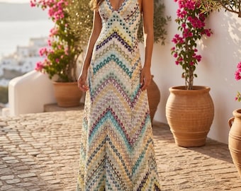 Vestido largo de crochet para mujer, estilo bohemio, con escote halter en V y estampado de chevrón multicolor, ideal para vacaciones de verano.