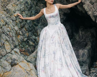 Romantisches Brautkleid mit Blumenmuster. Brautkleid aus Satin mit Schleppe und Taschen, einzigartiges Muster, rückenfrei.