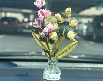 Vaso de flores artesanal em miniatura com ímã, dentro de um frasco de insulina lispro | Presente para diabéticos tipo 1