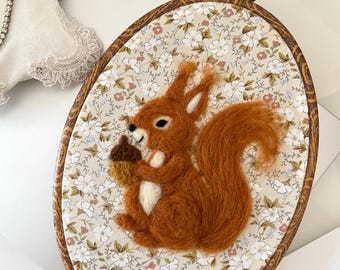 Muurdecoratie met een eekhoorn van vilt | Gepersonaliseerde babykamerdecoratie | Borduurring met bosdieren | Handgemaakt babycadeau