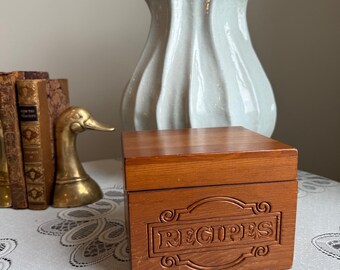 Caja de recetas de madera vintage / Caja de almacenamiento de recetas tallada / Decoración rústica de cocina de granja / Soporte de madera para tarjetas de recetas / Cocina estilo cottagecore