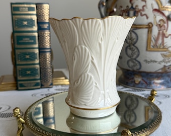 Wazon porcelanowy Lenox w kolorze kości słoniowej z wykończeniem z 24-karatowego złota | Wazon kwiatowy z wytłoczonym wzorem muszli | Elegancki wystrój w stylu Hollywood Regency
