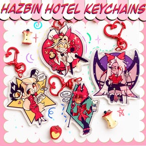 Può includere: Quattro portachiavi in acrilico con personaggi di Hazbin Hotel e chiusure rosse a forma di cuore. I design includono personaggi in una stella, un diamante, un cerchio e un personaggio alato. Il testo include YAY, BLAH BLAH e HAZBIN HOTEL KEYCHAINS.