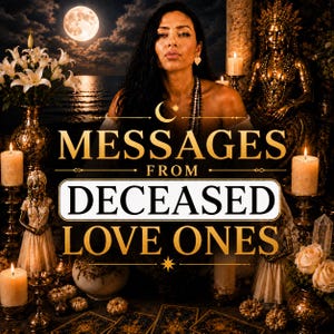 Puede incluir: Un gráfico digital con el texto MESSAGES FROM DECEASED LOVE ONES, sobre un fondo místico con luna llena, una persona, estatuas doradas, velas encendidas, lirios blancos y cartas de tarot dispuestas sobre una superficie oscura.