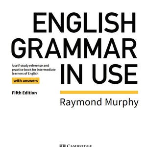 Peut inclure: La couverture du livre English Grammar in Use, Fifth Edition par Raymond Murphy. La couverture blanche présente un texte noir en gras, un encadré jaune avec les mots with answers, une ligne horizontale jaune et le logo de Cambridge University Press.