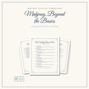 Könnte beinhalten: Ein digitaler Download mit dem Titel Mahjong, Beyond the Basics, ein Strategiepaket für die zweite Lektion. Das Dokument enthält The Strategy Lesson Plan mit nummerierten Schritten, einschließlich Aufwärmen und Verteidigung, mit kleinen floralen Akzenten.
