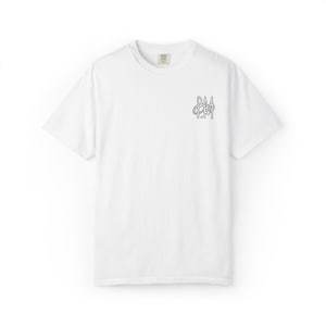 Op de afbeelding: Een wit t-shirt met korte mouwen en een zwart lijnlogo op de linkerborst. Het logo bestaat uit de letters P en M die in een gestileerd handschrift met elkaar verweven zijn. Het t-shirt heeft een ronde hals en een standaard pasvorm.