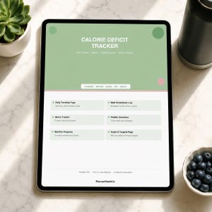Könnte beinhalten: Ein digitales Tablet mit einer Kaloriendefizit-Tracker-Oberfläche und einem salbeigrünen Header. Der Bildschirm zeigt Bereiche für tägliches Tracking, Mahlzeitenprotokoll, Makro-Tracker, Wochenzusammenfassung, Fortschritt und Ziele.