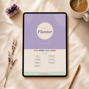 Peut inclure: Une tablette numérique affichant un planificateur de manifestation de 30 jours avec un fond violet, un graphique circulaire central et du texte incluant "Planner", "Align, Attract, Receive" et une liste de fonctionnalités comme "My Vision".