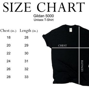 Pode incluir: Uma tabela de tamanhos para t-shirt unissexo Gildan 5000 preta, apresentando os tamanhos S a 3XL com medidas de peito e comprimento em polegadas. Um gr&aacute;fico de uma t-shirt preta mostra linhas brancas indicando onde o peito e comprimento s&atilde;o medidos.