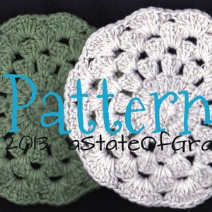 Peut inclure: Deux dessous-de-verre en crochet, l'un vert et l'autre blanc, avec un motif circulaire. Le texte "Pattern &copy; 2013 astateofGrace" est visible au centre de l'image.