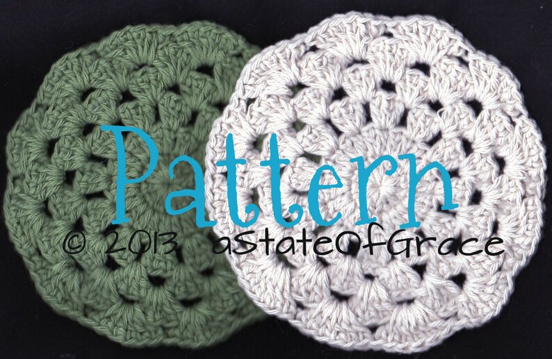 Peut inclure: Deux dessous-de-verre en crochet, l'un vert et l'autre blanc, avec un motif circulaire. Le texte "Pattern &copy; 2013 astateofGrace" est visible au centre de l'image.