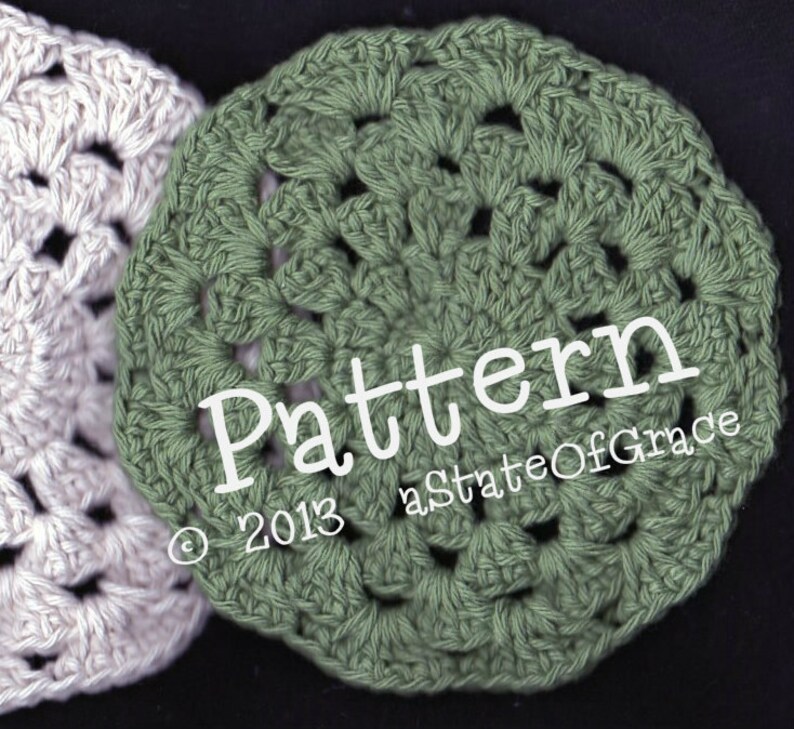 Peut inclure: Deux napperons en crochet, l'un blanc et l'autre vert, avec un motif de cercles et un texte superpos&eacute; qui dit "Pattern &copy; 2013 aStateOfGrace".
