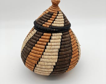 Panier africain vintage à couvercle enroulé Agaseke Rwanda Boho Boîte à bijoux 7,5" Nature