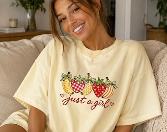 Camicia finto patchwork, camicia con fragole, camicia con banane, camicia "Just A Girl", camicia rustica con banane e fragole, camicia trapuntata finta, stile cottagecore