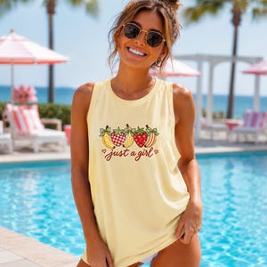 Camiseta sin mangas Just A Girl Comfort Colors, camisa de patchwork falso, camisa rústica de frutas, camisa de fresas, camisa de plátanos, edredón falso, plátanos y fresas