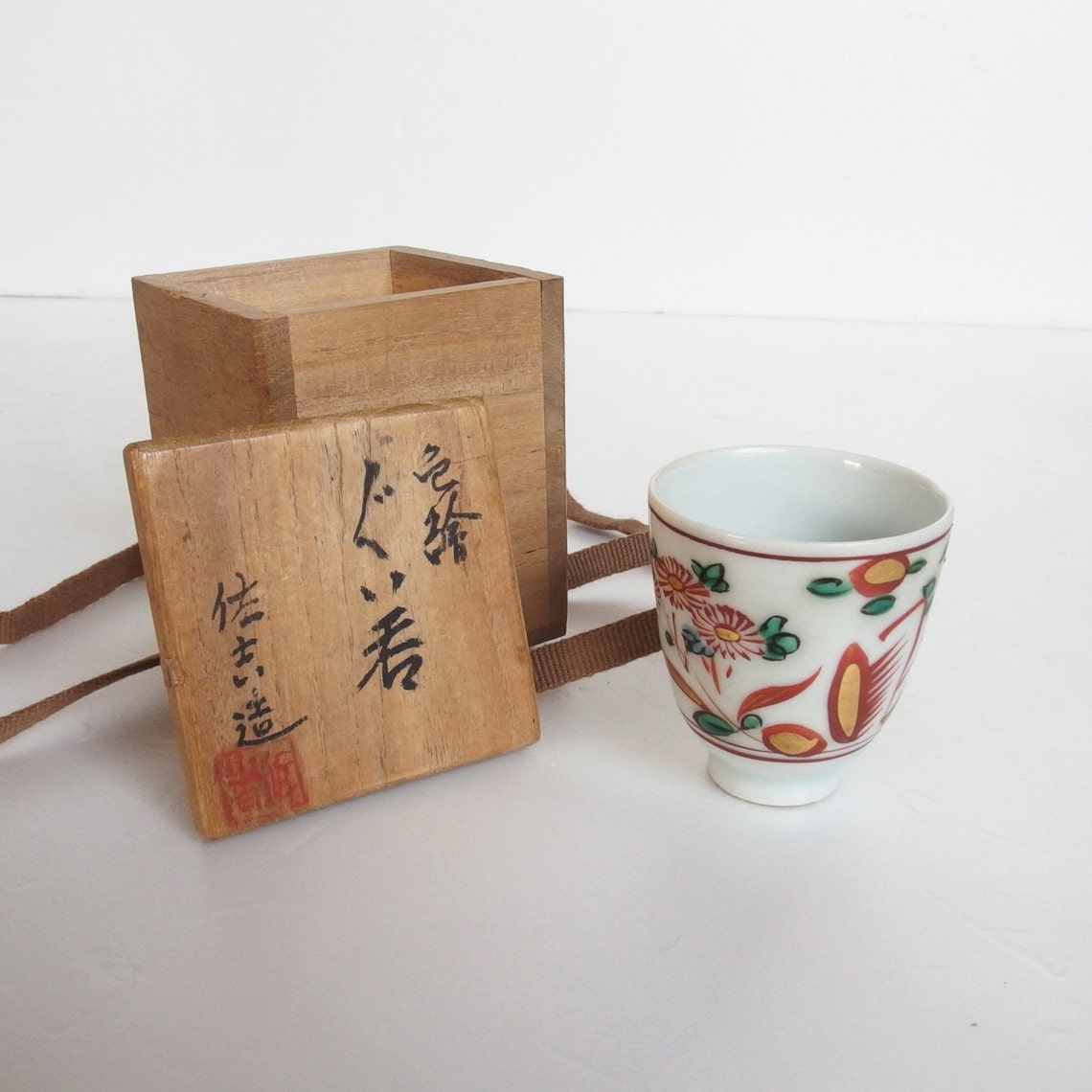 Antique Japanese Saké Cup. Japanese Kutani Porcelain With Flowers and