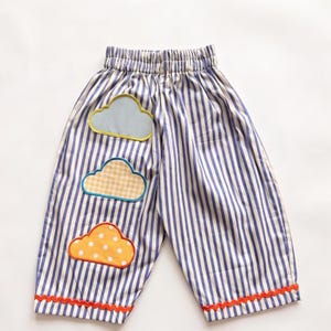 Handgemaakte katoenen patchworkbroek met blauwe strepen en elastische tailleband voor peuters.