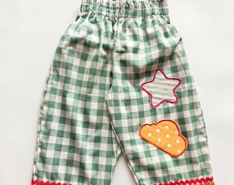 Pantalones con cintura elástica, de algodón a cuadros verdes con parches de estrellas y nubes.