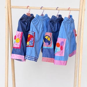 Pantalones hechos a mano, ropa de juego infantil de algodón chambray con patchwork y cintura elástica.