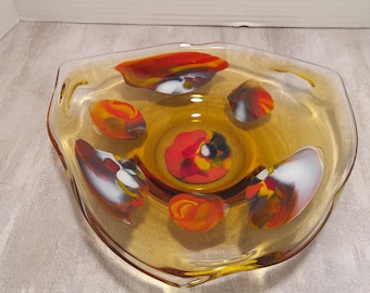 Amberkleurige kunstglazen schaal met ondoorzichtige wervelingen, Tri-Point Design uit de jaren 1960-1970.