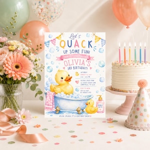 Sjabloon voor een verjaardagskaart met een rubberen eendje, bewerkbare Canva-uitnodiging, mobiele uitnodiging, uitnodiging voor een eendje in een bubbelbad voor de eerste of tweede verjaardag.