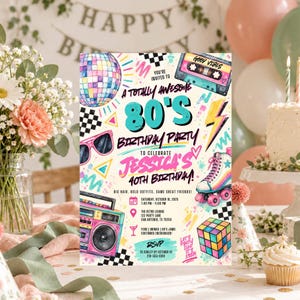 Può includere: Un invito rettangolare per una festa di compleanno a tema anni '80 con palla da discoteca, cassetta, boombox, pattino a rotelle e cubo di Rubik. Il testo recita: You're invited to a totally awesome 80's birthday party to celebrate Jessica's 40th birthday.