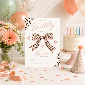 Puede incluir: Una tarjeta de invitación rectangular para fiesta de cumpleaños con un gran lazo de estampado de leopardo en el centro, texto rosa que dice 'You're invited to a Birthday Party', 'Harper's Birthday' y detalles del evento.