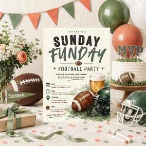 Puede incluir: Una tarjeta de invitación rectangular con fondo crema y el texto SUNDAY FUNDAY FOOTBALL PARTY. El diseño incluye ilustraciones de un balón de fútbol americano marrón, un vaso de cerveza y un casco verde, con detalles de fecha, hora y lugar.