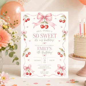 Puede incluir: Una tarjeta de invitación de cumpleaños rectangular con un borde de acuarela de cintas rosas y cerezas rojas. El texto dice: Silly, Sparkly & So Sweet it's my birthday! Please join us to celebrate Emily's 5th Birthday! Sábado 21 de junio de 2027.