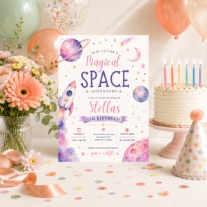 Op de afbeelding: Een rechthoekige verjaardagsuitnodigingskaart met aquarelruimte-illustraties waaronder een raket, planeten, sterren en de tekst Join Us For A Magical Space Adventure! Stella's 5th Birthday, met evenementdetails gedrukt in paarse en roze inkt.